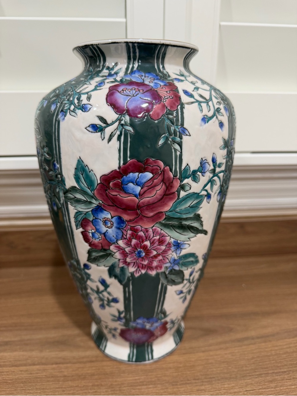 Large Chinese chinoiserie vase